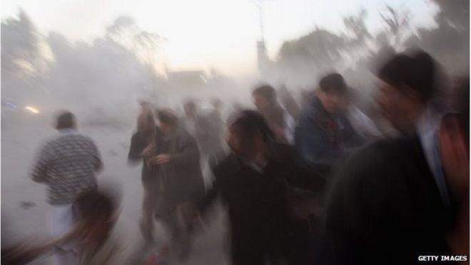 Оставшиеся в живых спасаются от взрыва бомбы, в результате которого 27 декабря 2007 года погибли премьер-министр Беназир Бхутто и еще около 15 человек