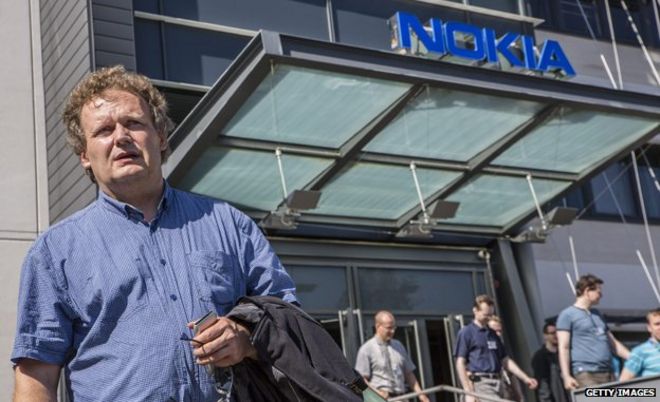 Сотрудники покидают здание Nokia в 2012 году после брифинга, чтобы объявить об увольнениях