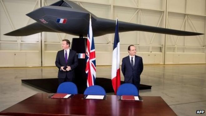 Дэвид Кэмерон и Франсуа Олланд стоят под моделью беспилотного летательного аппарата
