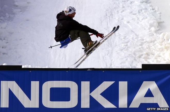 Skiier перепрыгивает через рекламу Nokia