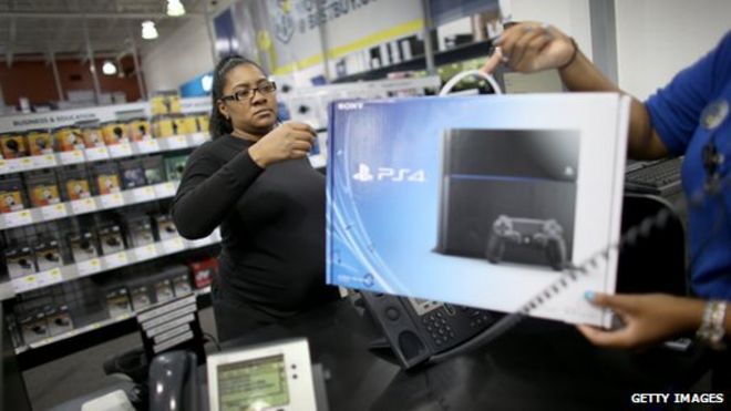 Покупатель покупает PlayStation 4