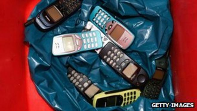 Телефоны Nokia в мусорном ведре