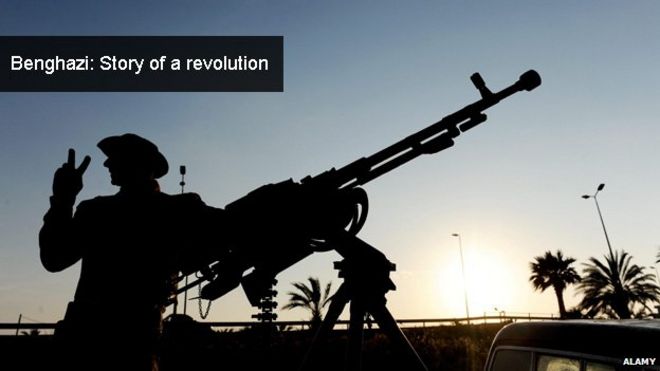 Боец в Бенгази делает знак победы