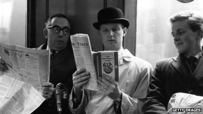 Человек читает на трубе в 1960 году