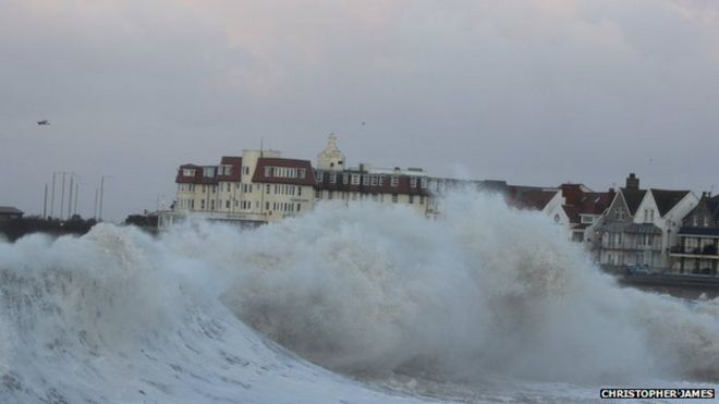 Большие волны в Porthcawl, Южный Уэльс