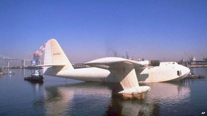 Деревянная летающая лодка Говарда Хьюза, известная как еловый гусь, буксируется из своего ангара в Лонг-Бич, штат Калифорния, 29 октября 1980 года, где она хранилась