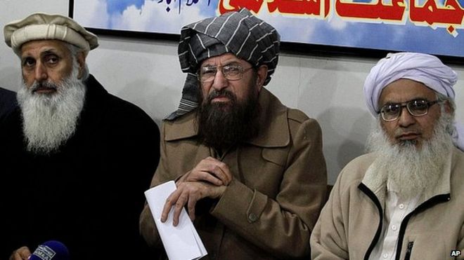 Участники переговоров талибов, слева, профессор Ибрагим Хан, Маулана Сами-уль-Хак и Маулана Абдул Азиз
