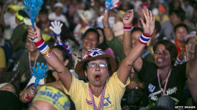 Антиправительственные протестующие приветствуют, когда лидер Сутхеп Таугсубан говорит о выборах во время своей ежедневной речи 3 февраля 2014 года в Бангкоке, Таиланд
