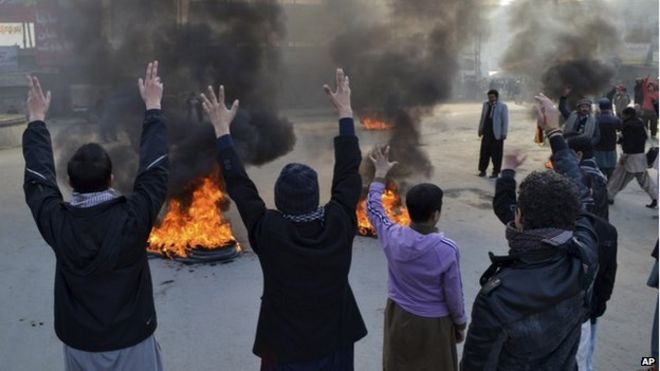 Пакистанские мусульманские шииты выкрикивают лозунги и поджигают шины во время акции протеста в Кветте, Пакистан, в среду, 22 января 2014 года.