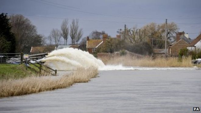 Насосы распыляют воду в реку