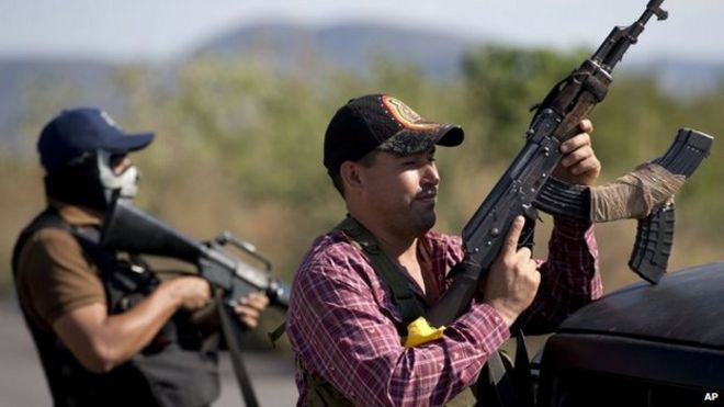 Местная милиция на контрольно-пропускном пункте на въезде в Антунес, Мексика. 28 января 2013 г.