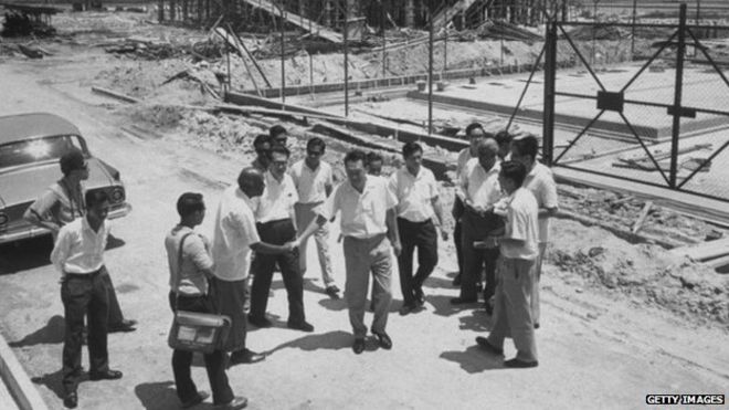 Ли Куан Ю на стройке в 1965 году
