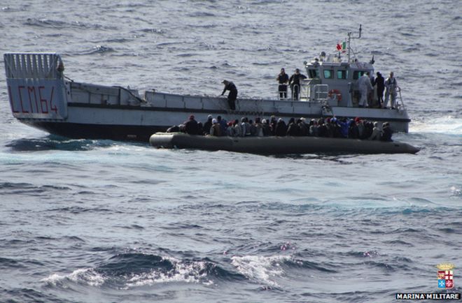 Итальянский десантный корабль спускается вместе с подпольными мигрантами на надувной лодке к юго-востоку от Лампедузы, 5 февраля