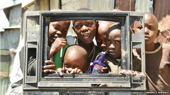 Дети заглядывают через сломанный телевизор, авторские права Лоуренса Мванги