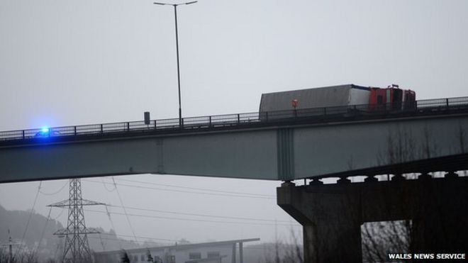 Грузовик взорвался на мосту Британ-Ферри М4