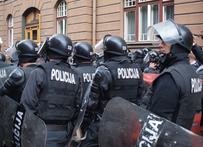 Полиция стоит возле здания президентства в Сараево, 9 февраля