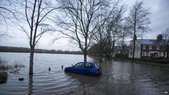 Автомобиль сидит в паводковой воде возле промышленной зоны Осни в Оксфорде