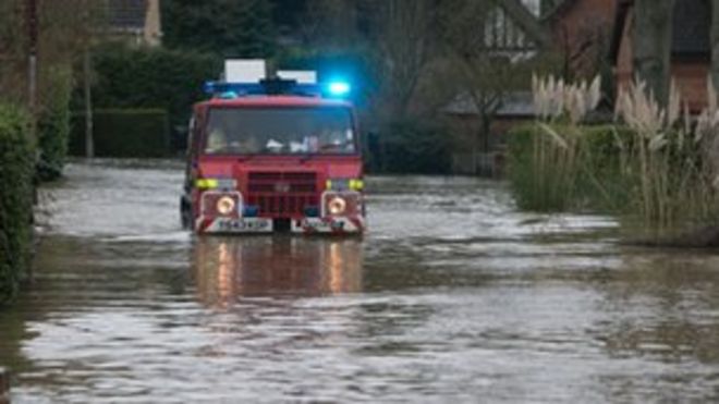 Пожарные едут в специальном автомобиле во время наводнения в Рейсбери, Беркшир