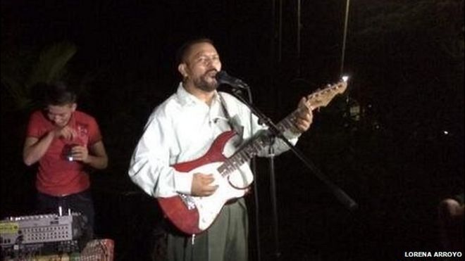 Человек играет на гитаре в Гарита Палмейра