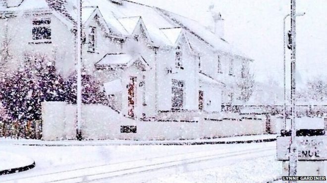 Снег также выпал в Портстьюарте, графство Лондондерри