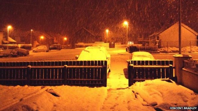 Снег начал выпадать поздно вечером во вторник в Дангивене, округ Лондондерри.