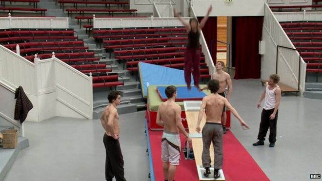 Команда цирковых акробатов, практикующих свои прыжки