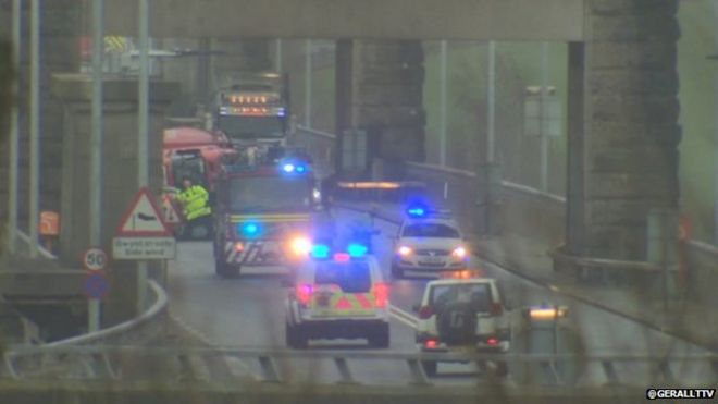 Мост Британия закрылся, а аварийные службы присутствовали на перевернутом грузовике