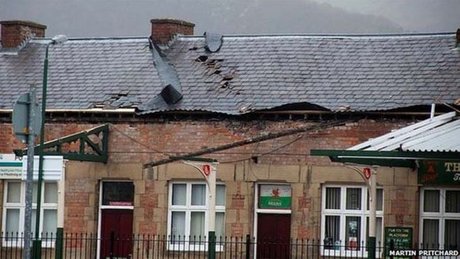 Крыша на станции Портмадог была повреждена сильными ветрами