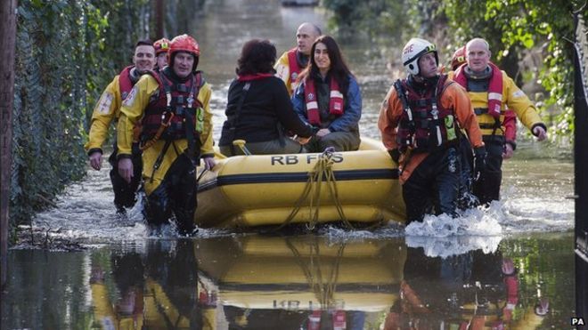 Беркширские пожарно-спасательные бригады спасают жителей, чьи дома были затоплены в Стейнс-на-Темзе