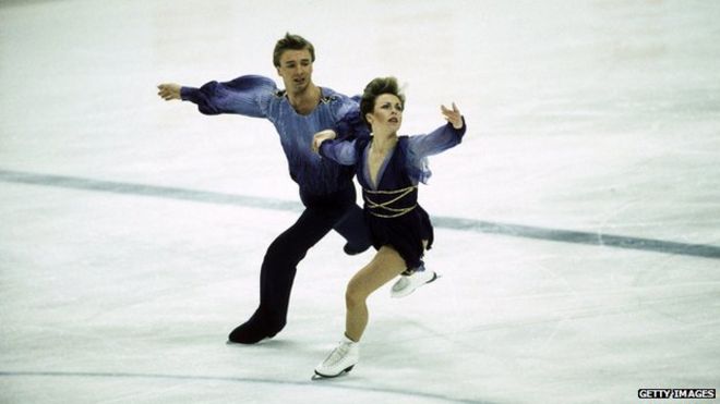 Джейн Торвилл и Кристофер Дин из Великобритании на пути к завоеванию золотых медалей на соревнованиях по танцам на льду во время Зимних Олимпийских игр в Сараево в Югославии в 1984 году