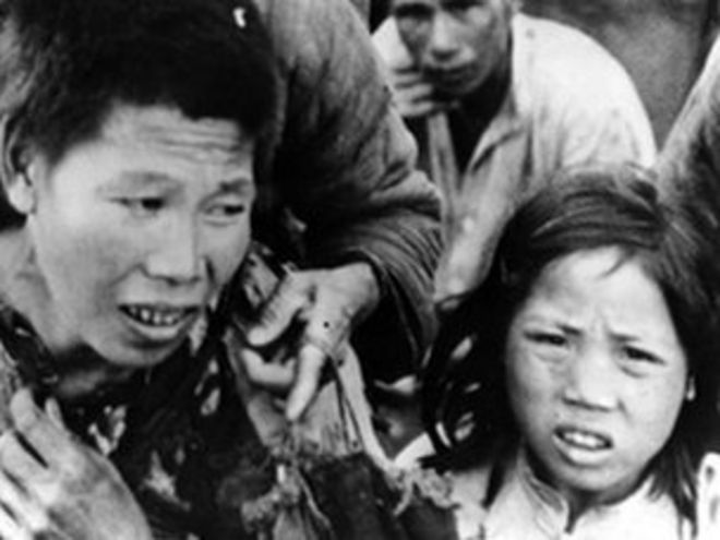 Китайские жители бегут после нападения японцев (1944-5)