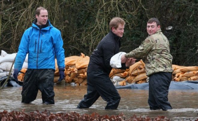 Принц Уильям и Гарри помогают затопить усилия в Беркшире