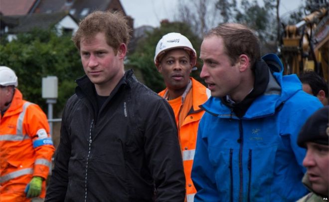 Принц Уильям и Гарри помогают затопить усилия в Беркшире