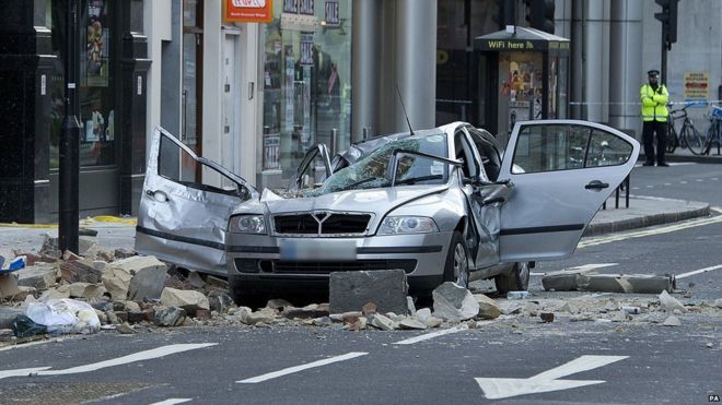 Сцена в Kingsway напротив станции метро Holborn в центре Лондона, после того, как женщина была убита после того, как большие куски каменной кладки упали на автомобиль Skoda Octavia, в котором она вчера находилась в 23.05.