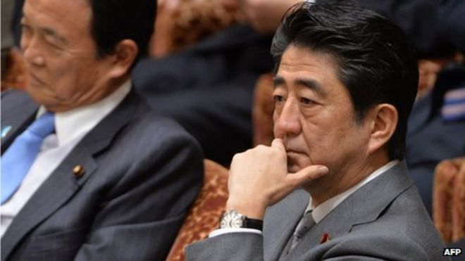 Премьер-министр Японии Синдзо Абэ сидит рядом с министром финансов Таро Асо