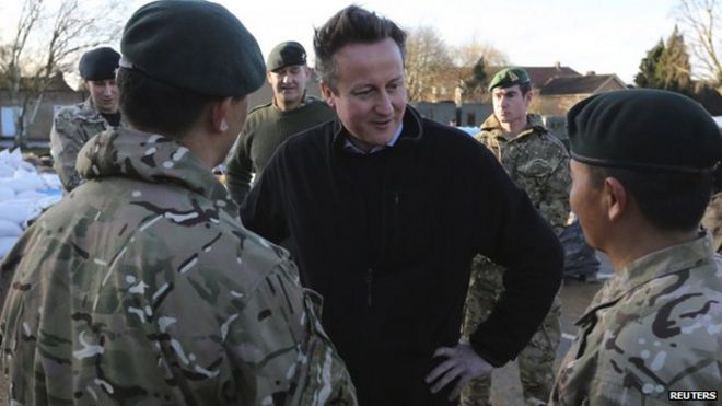 Дэвид Кэмерон встречает солдат из 2-го батальона Роял Гуркха Винтовки в военном командном центре в Чертси
