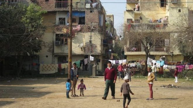 На снимке, снятом BBC Эндрю Нортом, изображены дети, играющие на улицах Тилака Нагара