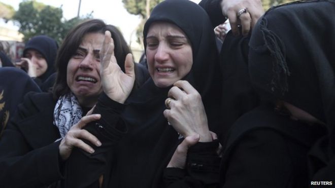 Мать Али Хадры (в центре) плачет на его похоронах
