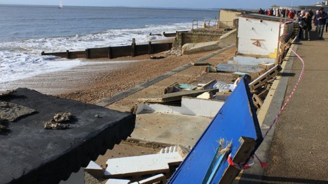 Милфорд на море шторм повреждены пляжные хижины