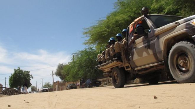 Автомобиль ООН на пыльной дороге Тимбукту, Мали