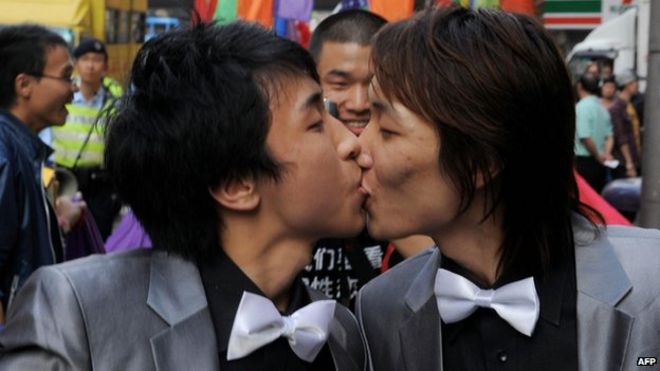 Фото из архива: участники митинга участвуют в митинге геев и лесбиянок по улицам Гонконга 13 декабря 2008 года.