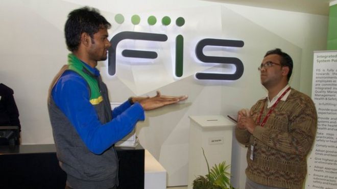 Алок Сагар (слева) и Випин Кумар, оба глухие, являются первыми работниками с нарушениями слуха в FIS Global Business Solutions в Гургаоне, ключевом индийском финансово-промышленном центре под Дели