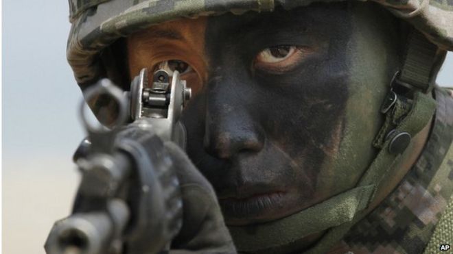 Фото из файла: Южнокорейский морской пехотинец занимает позицию во время совместных военных учений в 2013 году в рамках ежегодных военных учений «Жеребенок-орёл» в Южной Корее