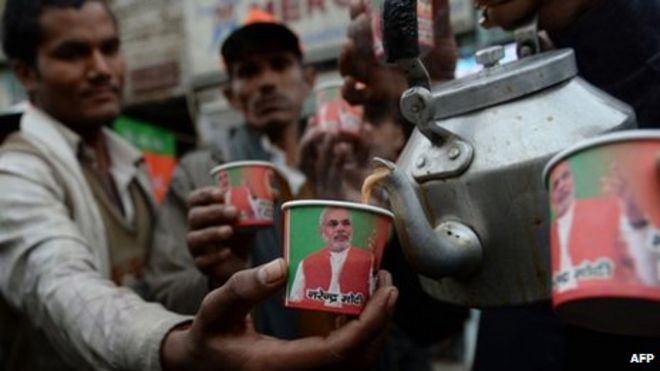 На бумажных стаканчиках с портретом кандидата в премьер-министры партии Бхаратия Джаната (BJP) Нарендра Моди изображены партийные работники, которые раздают бесплатный чай в придорожном киоске в Нью-Дели