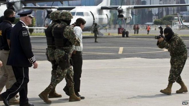 Хоакина Гусмана сопровождают морские пехотинцы 22 февраля 2014 года в Мехико