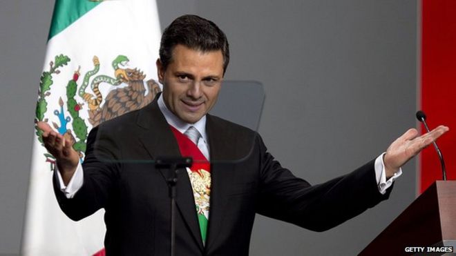 Недавно приведенный к присяге президент Мексики Энрике Пена Ньето произносит свою первую речь в качестве главы государства в Национальном дворце в Мехико 1 декабря 2012 года