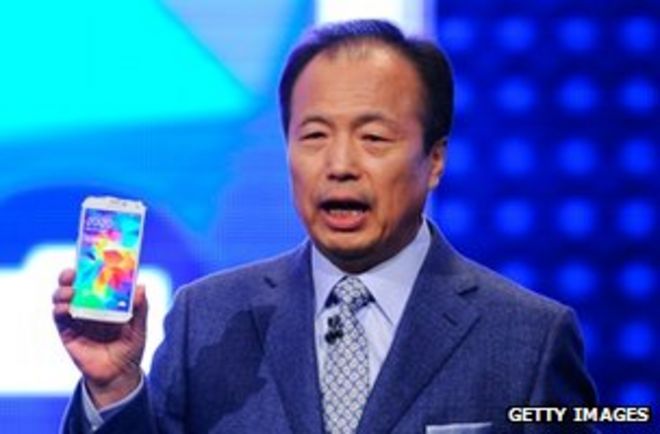 Президент Samsung Дж. К. Шин представляет новые мобильные телефоны Samsung Galaxy S5