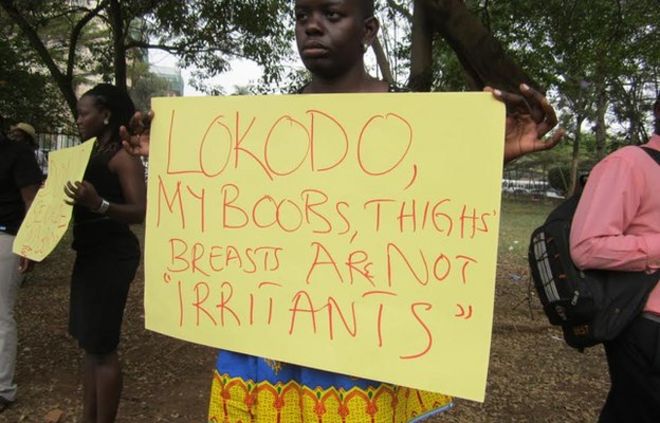 Угандийские женщины, подняв протестные плакаты о законах против порнографии, которые запрещают ношение мини-юбок