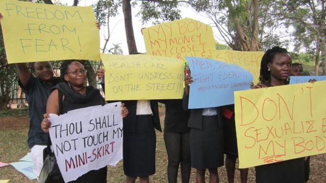 Угандийские женщины, подняв протестные плакаты о законах против порнографии, которые запрещают ношение мини-юбки [[