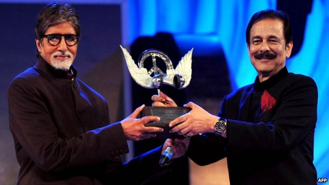 Субрата Рой (справа) с болливудской суперзвездой Амитабхом Баччаном